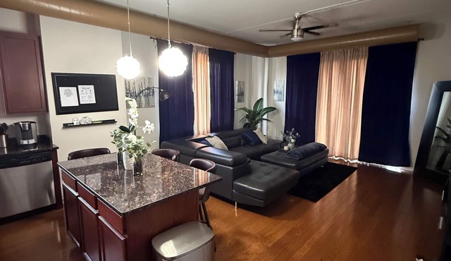 Modern 2BR, Private Elevator, Near United Center and Secure Parking in Chicago