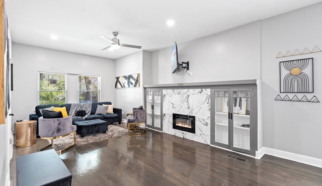 Modern Bungalow near the beach! 20 minutes to downtown!