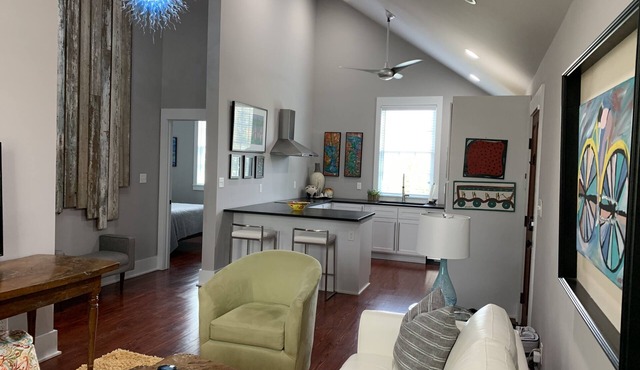 Modern Carriage House in the heart of downtown.Very walkable to everything.
