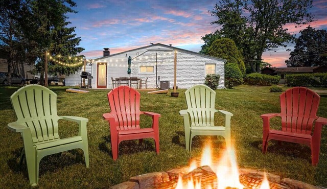 Modern & Clean Lakehouse Retreat - Beach, Kayaks, Fire Pit, Golfing, Getaway