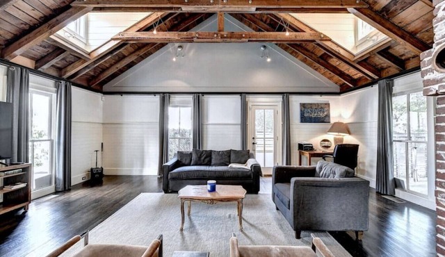 Modern Farm house in heart of the City- Sleeps 12