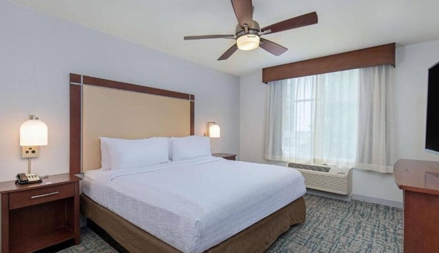 Modern King Suites! 3 Pet Friendly Units w/Free Breakfast, Pool & Gym!