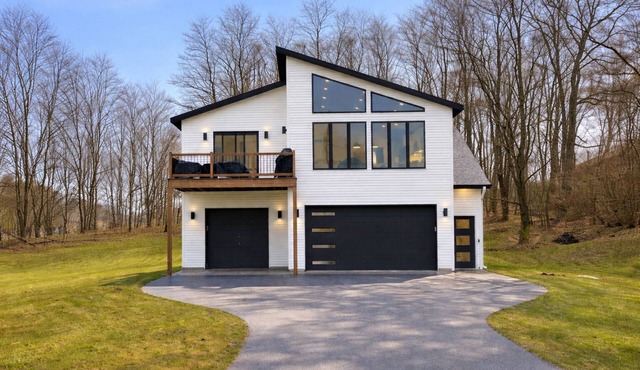 Modern Lake View Stay In Traverse City - Sleeps 6