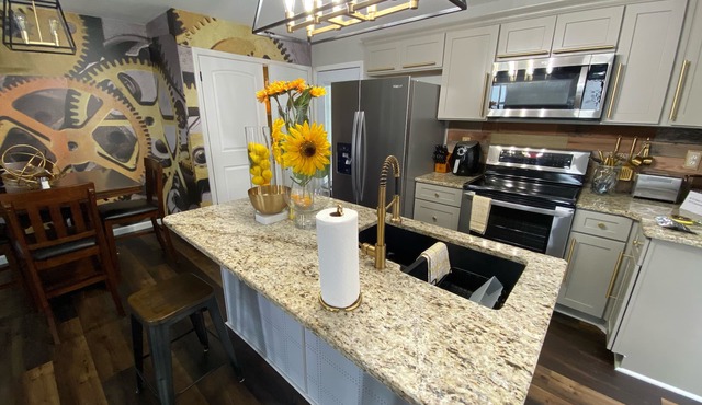 Modern & Marvelous- 3 bed 2 bath East Memphis Gem