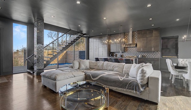 Modern Oasis Downtown Skyline View Prime Nashville