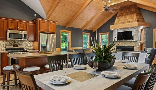 Modern, secluded luxury cabin near Castle Rock & Petenwell Lakes + Wisc. Dells in Necedah