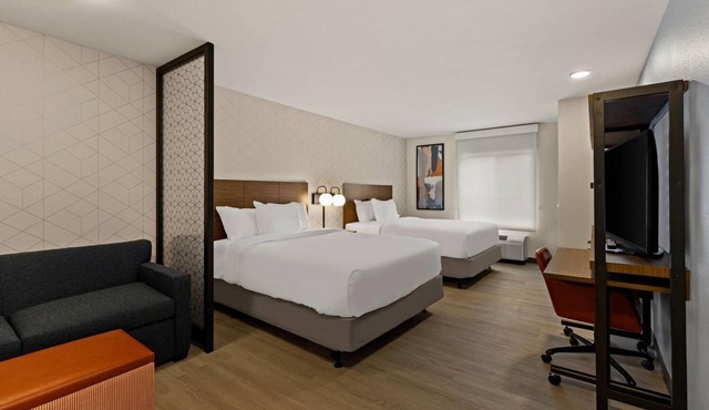 Modern & Spacious Stay in Central Location | Kitchen, Gym Access | Free Parking!