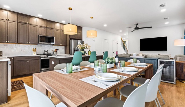 Modern Townhouse Near Dwntwn, 8 min to PNS-Beach