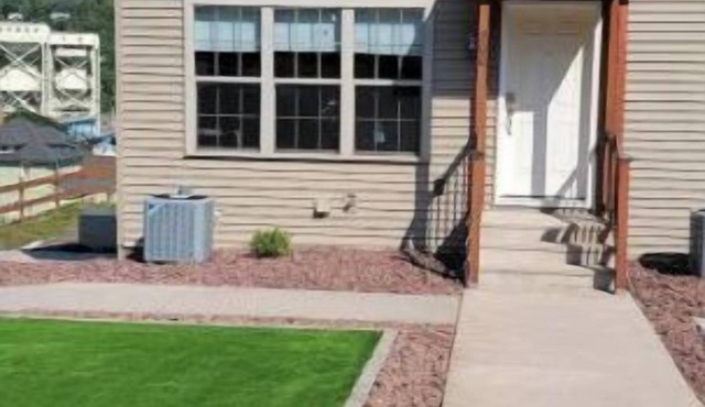 Modern Townhouse Walking Distance to Downtown