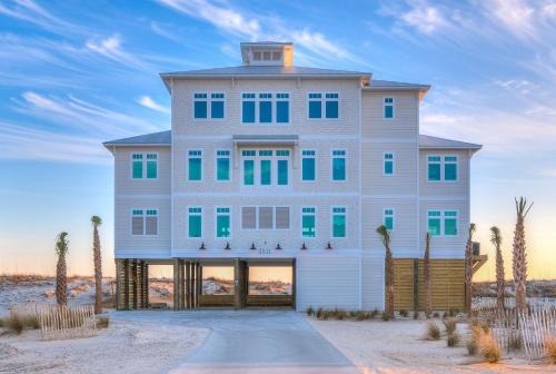 Morning View by GSVR - Luxury Beachfront with Pool, Elevator & Handicap Access - FREE Activities and Golf