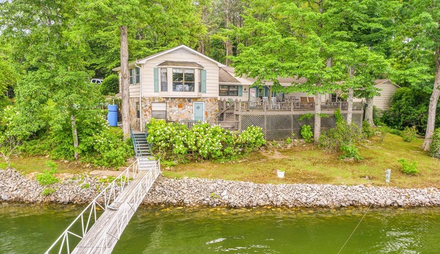 Nanas Lakehouse - Private dock with Jet-ski port!