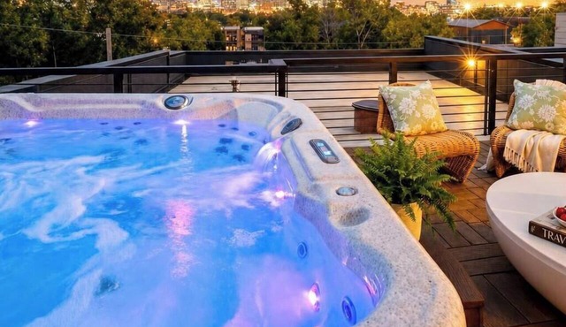 Nashville rooftop hot tub house with skyline views | sleeps 12 | 4 bedrooms