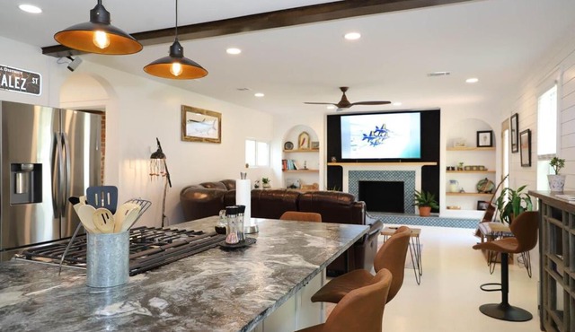 Navy Point Home & game room, near NAS & downtown - Beaches