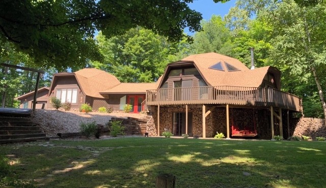 Nestled in forest with private hiking trails. Near horse show, beaches & golfing