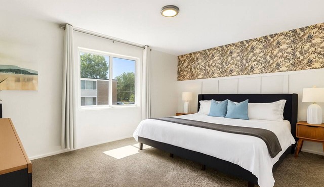New! 1BR Corner Flat | King Bd | Central Royal Oak
