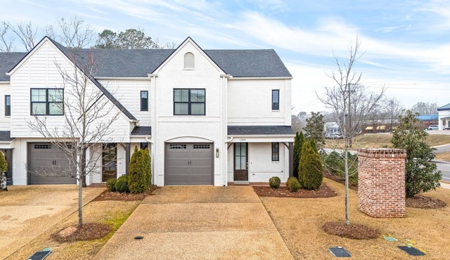 NEW Auburn townhome perfect for families! 3/3.5