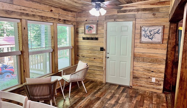 “NEW LISTING” 3-bedroom beautiful lodge cabin 20min from Smith Lake Park