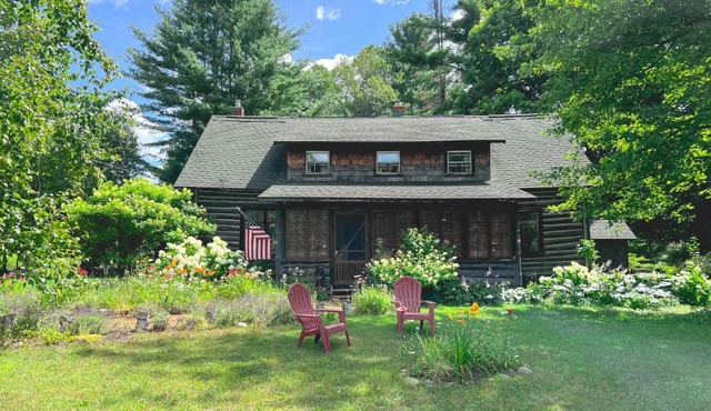 NEW! Log cabin retreat with modern updates sleeps 14