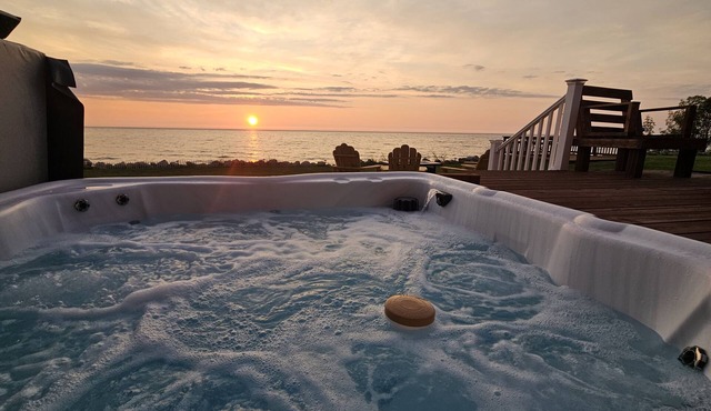 New! Luxurious 5-bedroom home on Lake Michigan w/hot tub and lake access—Mears