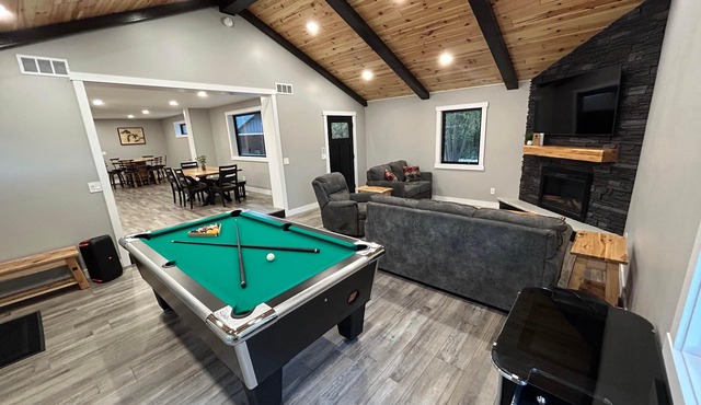 NEW Modern Escape Near Arcadia Bluffs, Crystal Mtn, Lake MI & Sleeping Bear!