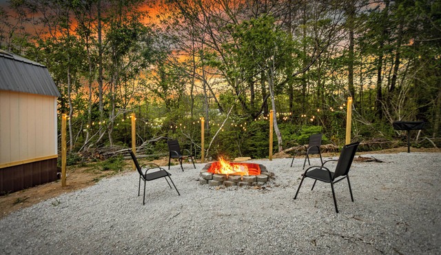 New Unique Home. Access to Brimstone Trails. Fire Pit. Pet Friendly. King Beds