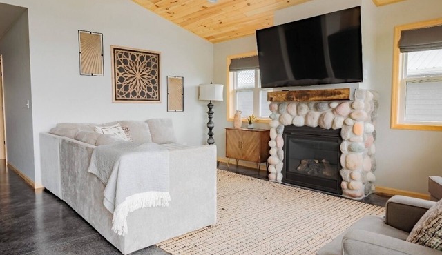 Newly Built Lakeshore Home on 2400 acre Full-Recreation Lake