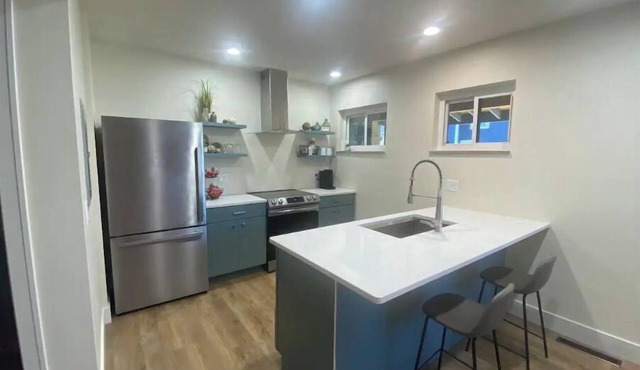 Newly Remolded! Near Downtown. 1 King bed
