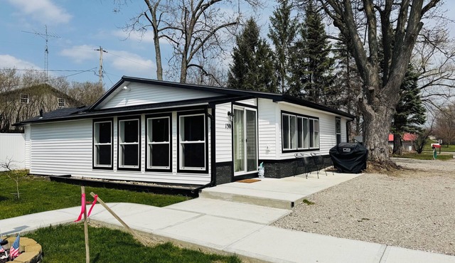 Newly Renovated 2-bedroom 2-bath Lakehouse with a Tiki Bar on Nettle Lake !