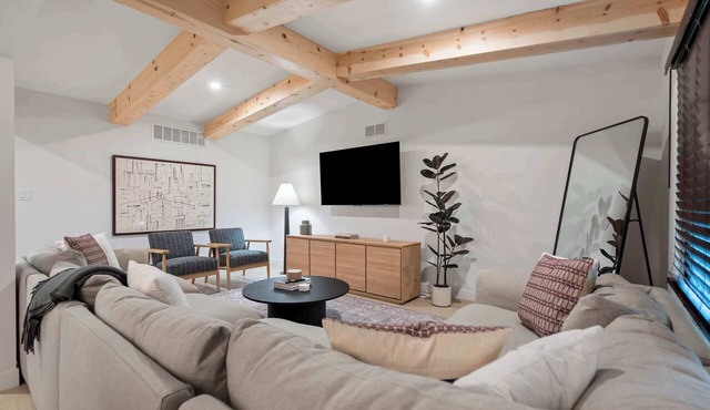 Newly Renovated 5BR/2.5BA w/Jacuzzi!