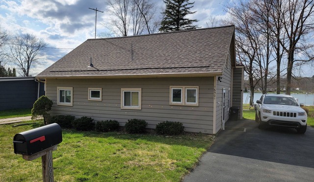 Nice cozy lake house, great yard.