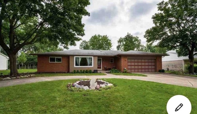 No Cleaning Fee! 2-Bedroom Home with Library Room, 2 living spaces
