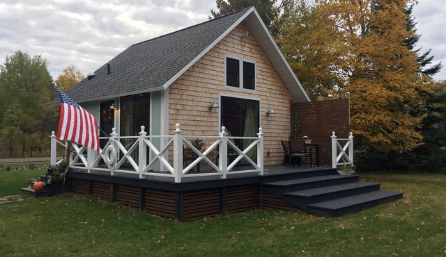 NORTHERN LIGHTS and LAKE SUPERIOR 1 bedroom beach Cottage 3 Mi From Calumet.