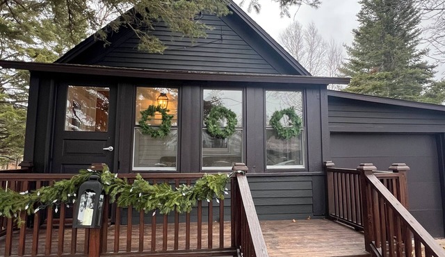 NORTHERN LIGHTS! Historic Storybook Beach Cottage at Tamarack Waterworks