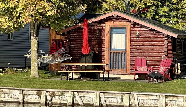 Northern Michigan Getaway - Cozy Log Cabin right on Crooked Lake Waterfront