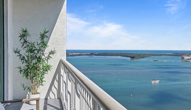 Ocean & City View Brickell Condo w free parking in Miami