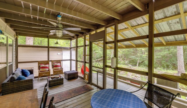 Off-Grid Creekside Cabin Near Lake Jordan