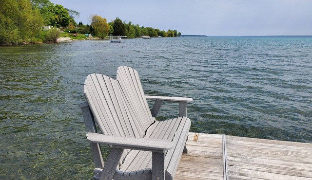 On West Grand Traverse Bay -Private Carriage House -Sleeps 4 Between TC & S Bay