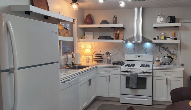 One-Level/Corporate Lease: King Bed & Fire Pit/10 min to Stone Mountain Park