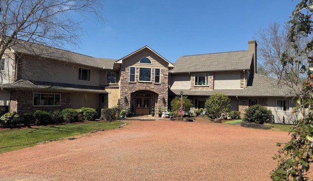 One of the largest homes on Smith Lake 9-bedroom house sleeps 28+