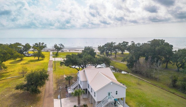 Only 200 yards from Beach, View the Beach, Pond & Oaks trees from porch!
