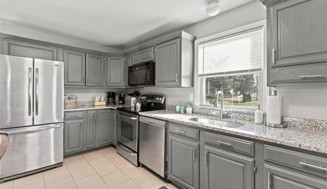 Orion Home Conveniently Located Near Great Lakes Crossing Mall and I-75 Freeway