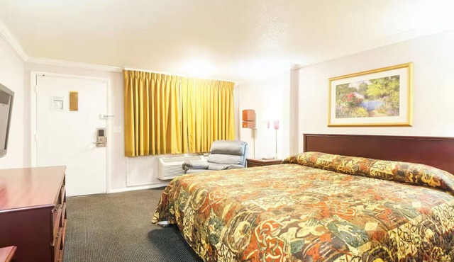 Outdoor Explorer Stay w/BBQ Facilities, Picnic Area & Convenient Free Parking