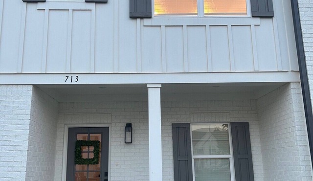 Oxford Townhome, 3 Master Suites, Minutes to Campus & Square!
