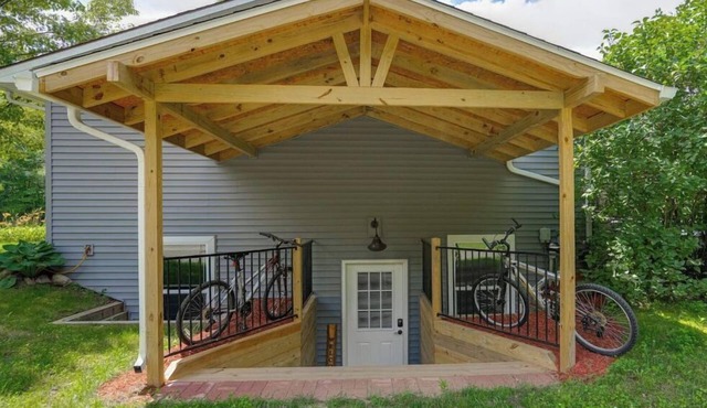Park in the Woods Cozy and clean. Shared Hot Tub, pets, peaceful