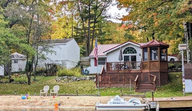 Payne's Lakeside Cottage with Private Beach