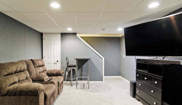 Peaceful 2-bedroom condo with AC in Clinton Township