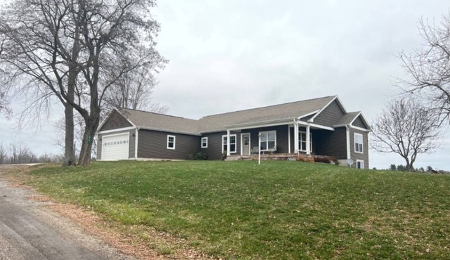 Peaceful 3 Bedroom house with 157 Acres to explore. Pet Friendly. Fountain, MI.