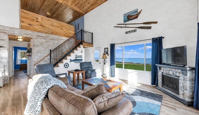 Peaceful Cobalt Cottage on the Bay in Oconto