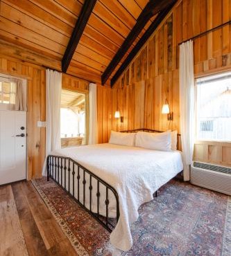 Peaceful Creekside Tiny Cabin, Family Adventure Near Waterfalls