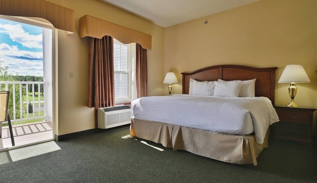 Peaceful Getaway! 2 Spacious Riverside Suites w/Pool & Gym Access! Free Parking